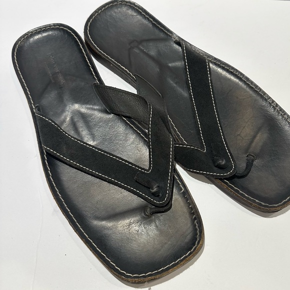 John Varvatos Men\'s Suede Leather Thong Slide Sandal in Black